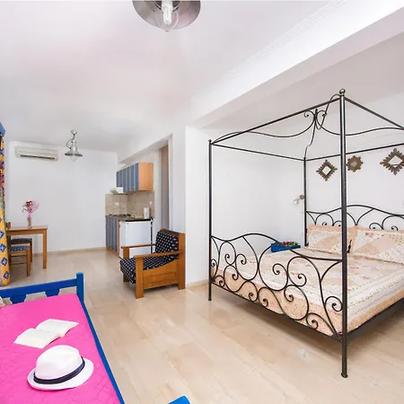 Aquarius Aparthotel 3*